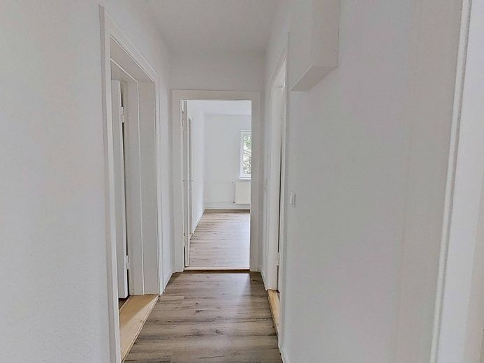 **Herbstliche Ersparnis: 1 NKM FREI** Modern und gemütlich: Schicke 3-Zimmer-Wohnung mit Tageslichtbad – Flur