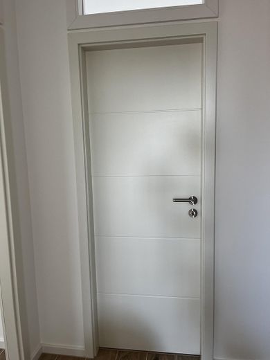 Ist Ihr Büro zu heiß?  Das 115m2 TRAUMBÜRO ist so gut isoliert, dass Sie keine Klima brauchen – moderne Türen m. Oberlichte