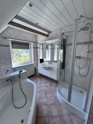 Grünhain'de satılık geniş, tam mobilyalı 2,5 odalı daire – Bad mit Wanne und Dusche