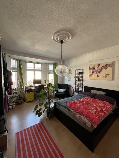 Wohnraum mit Erkerfenstern
