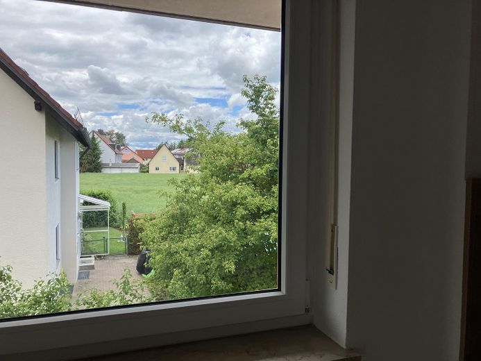 Bezugsfreie 2-Zimmerwohnung in attraktiver Lage in Hallbergmoos – Blick aus dem Küchenfenster