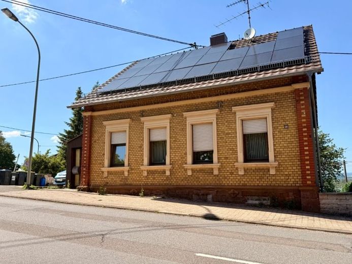 Freistehendes Einfamilienhaus in Göttelborn auf ca. 130 m² mit Garten – फोटो 1
