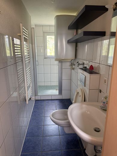 Kleines Wohnhaus mit Garten und großer Doppelgarage – Foto 10