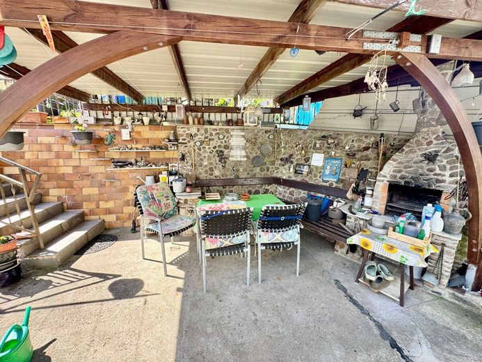 HORN IMMOBILIEN ++RESERVIERT! Haus in Burg Stargard bei Neubrandenburg – überdachte Terrasse mit Grillofen