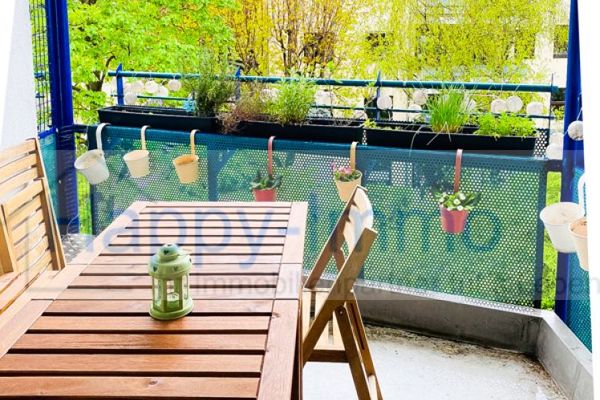 posizione tranquilla sul cortile interno / balcone esposto a ovest / cucina componibile / bagno bianco / appartamento di 2 locali al 3° piano