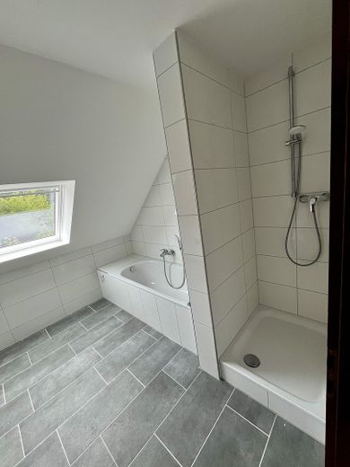 Charmante 4-Zimmer-Maisonette mit Kamin & Einbauküche in Seevetal-Ohlendorf – Badezimmer