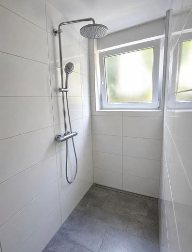 Dusche mit Tageslichtbad 