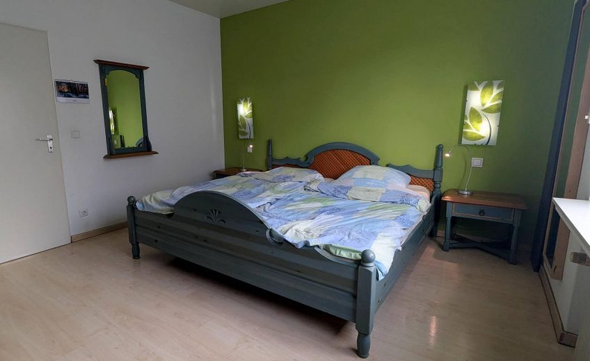 Ohne Makler: Modernisiertes 3-Familienhaus in Bordenau nahe Wald – Schlafzimmer