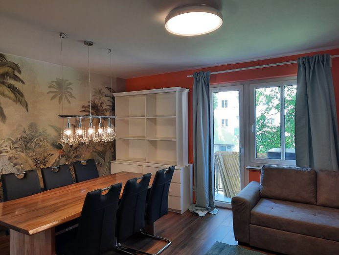 Möblierte Wohlfühloase in Augsburg-Göggingen – Perfekt als Ferienwohnung – Das Wohnzimmer / Esszimmer