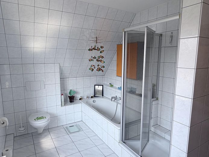 Bad mit Dusche und Wanne