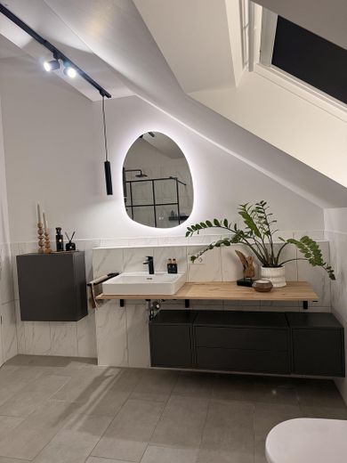 Exklusive neuwertige Traumwohnung: Klimatisiert, voll möbeliert - – Hauptbad