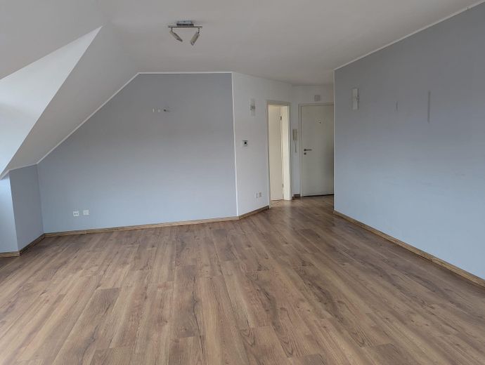 Luminoso piso de 2 habitaciones con encanto – Wohnzimmer_02