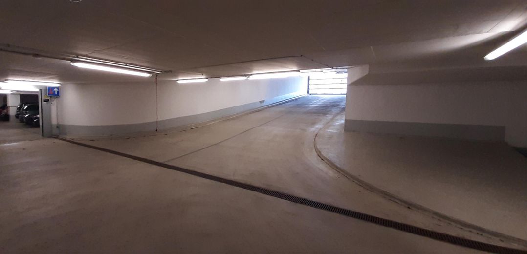 Luminoso piso de obra nueva de 97 m² (2019) en Lichtenberg: 3 habitaciones, 2 balcones, ascensor, sin comisión y disponible para entrar a vivir – Tiefgarage - Zufahrt