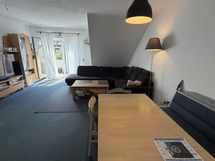 Attraktive 3-Zimmer-DG-Wohnung mit Balkon, TG & Stellplatz in Mühlhausen-Rettigheim – Wohnzimmer