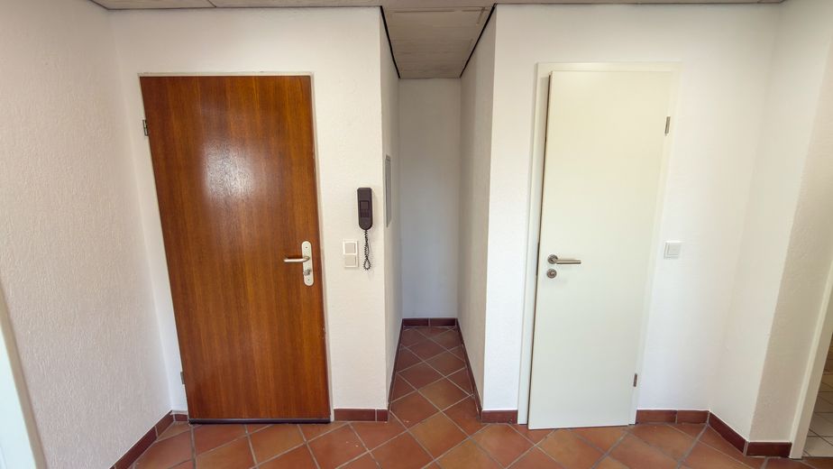 Appartamento modernamente attrezzato con cucina e vista panoramica in una tranquilla strada senza uscita – Küche - Flur