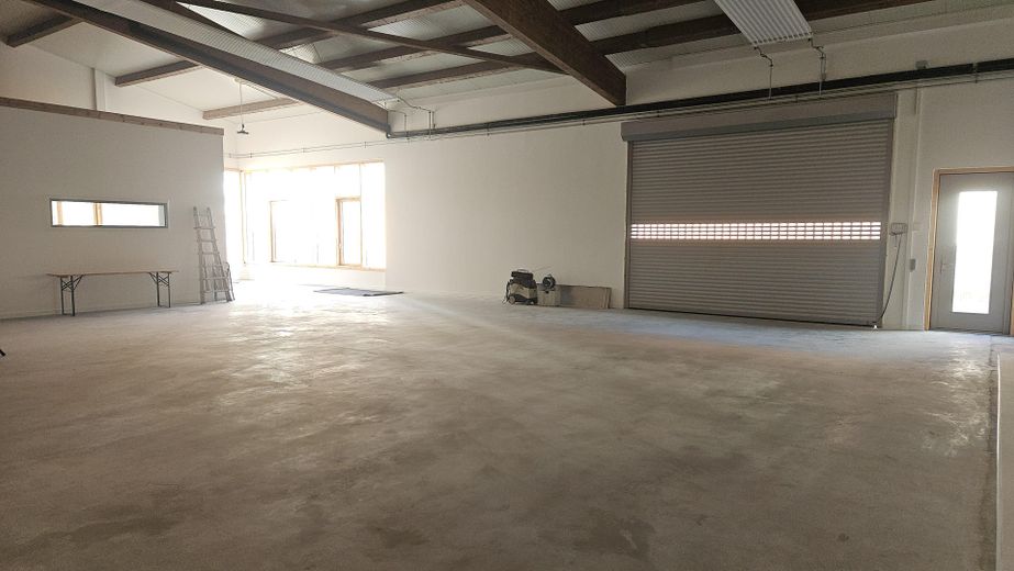 Halle commerciale neuve avec surface de bureaux dans un emplacement central idéal – Halle 1
