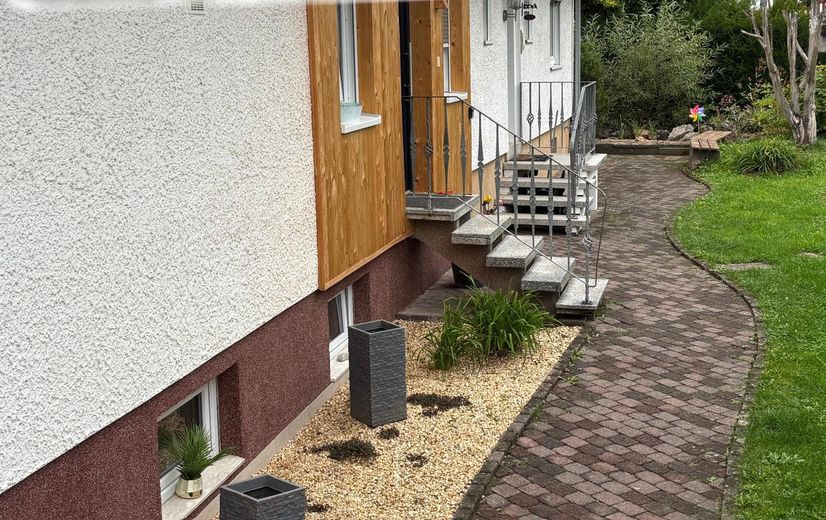 Weg zu den Eingängen