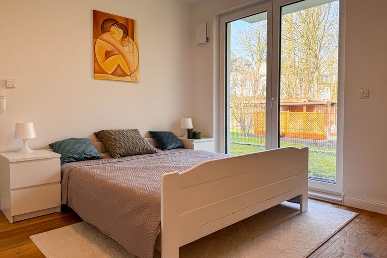 Wohnen wie im Haus: Ebenerdig 3 Zimmer mit Garten u. Tiefgarage am Bürgerpark im Neubau von 2023 – Schlafzimmer
