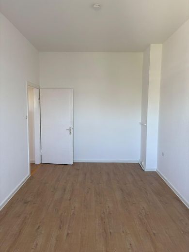 Frisch renovierte 2,5-Zimmer-Altbauwohnung mit Balkon in zentraler Lage von Solingen-Ohligs – Schlafzimmer 