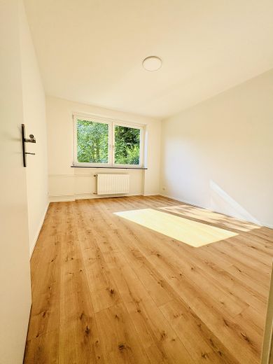 Wohnen wie im eigenen Haus – renovierte 3 -Zimmer Wohnung mit großer Terrasse & Garten – Großes Schlafzimmer