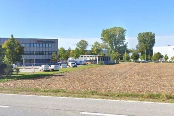 Niezabudowana działka komercyjna na sprzedaż w pobliżu autostrady
