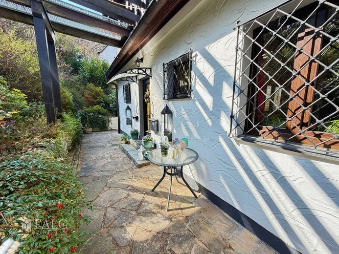 Charmantes Einfamilienhaus mit ELW und weiteren 20qm Zimmern im Untergeschoss mitten in der Natur – rückseitige Ansicht / Eingang