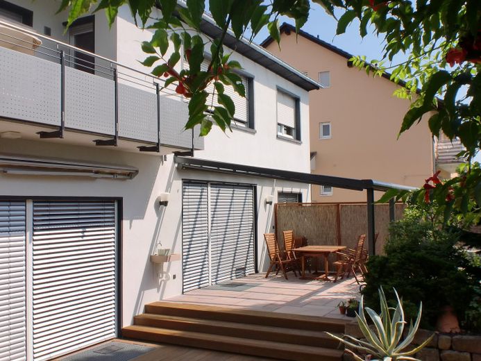 Modernes EFH mit Einliegerwohnung & Traumgarten | Provisionsfrei & bezugsbereit – Terrasse & Pergola