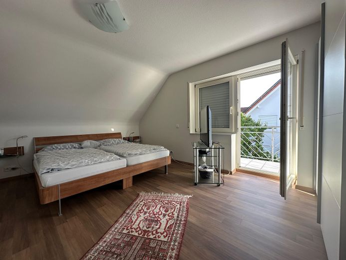 Gepflegtes Zweifamilienhaus in ruhiger Wohnlage in Karlsruhe Palmbach – Schlafzimmer DG