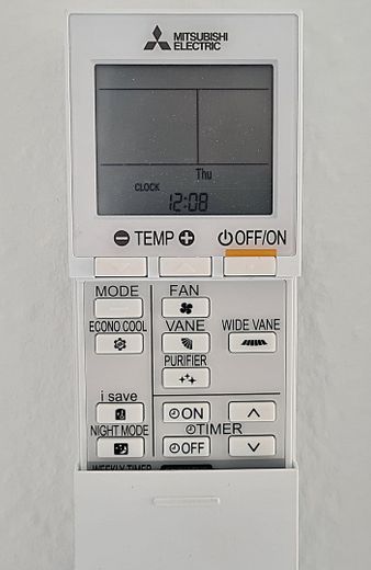 Hitzewelle? Etagenwohnung in kleiner Wohneinheit mit Klimaanlage – Fernbedienung Klimaanlage