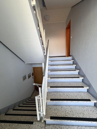 Na sprzedaż mieszkanie własnościowe 3,5-pokojowe – Weinstadt-Beutelsbach – od osoby prywatnej, bez prowizji dla pośrednika – Treppenhaus 