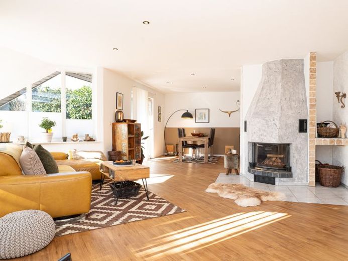 Architektur, Platz und Natur – besonderes Wohnhaus mit Anbau! – Foto 1