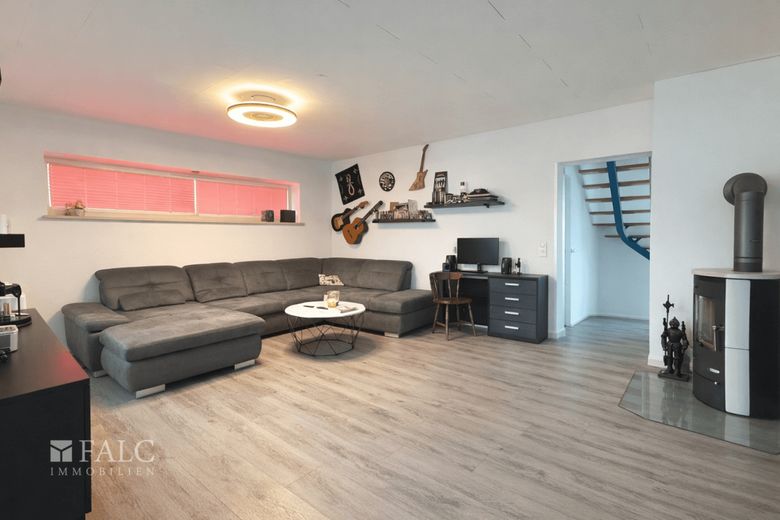 ***Großzügiges Wohnen auf drei Etagen mit Kamin, Balkon und separater Einliegerwohnung*** – Wohnzimmer EG