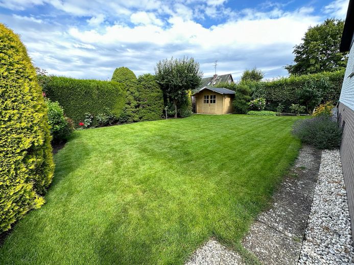 Garten mit Gartenhaus