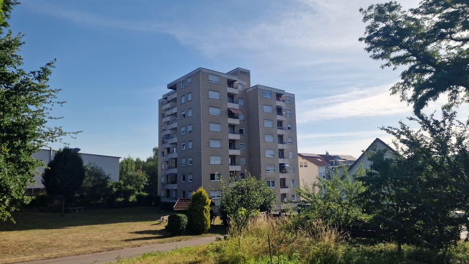 Preis verhandelbar: Helle, kurzfristig bezugsfreie 4,5-Zi.-Wohnung in Top-Lage von Laupheim-Süd – Außen gesamtes Haus