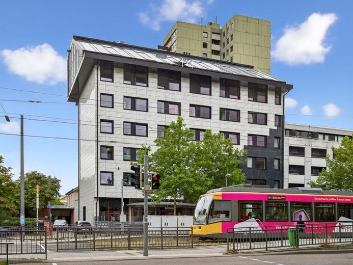Investieren, wo die Stadt pulsiert: Wohn- und Geschäftshaus mit Top-Werten bei Lage, Vermietung, Zustand und Energieklasse – Foto 1