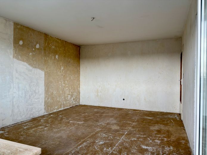 Energetisch saniert - 2-Zimmer-Whg. mit großem Balkon / Umbau in 3-Zimmer-Whg. möglich – Wohnzimmer