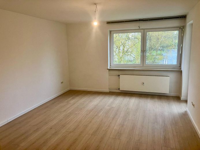 Renovated, light-filled 3-room apartment near the Grombühl University Hospital – Wohnzimmer