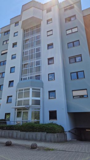 Ruhige, möblierte 1,5-Zimmer-Wohnung mit Südbalkon und TG-Stellplatz in Nürnberg-Wetzendorf – Gebäudeansicht
