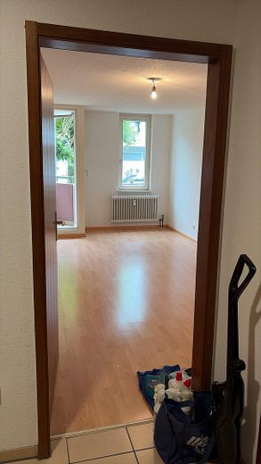 Ab 1.9.26: komplett renovierte 2er-WG mit neuer Küche & neuem Parkett – Nähe Seepark & Straßenbahn – kleineres Zimmer 1; Bild 2