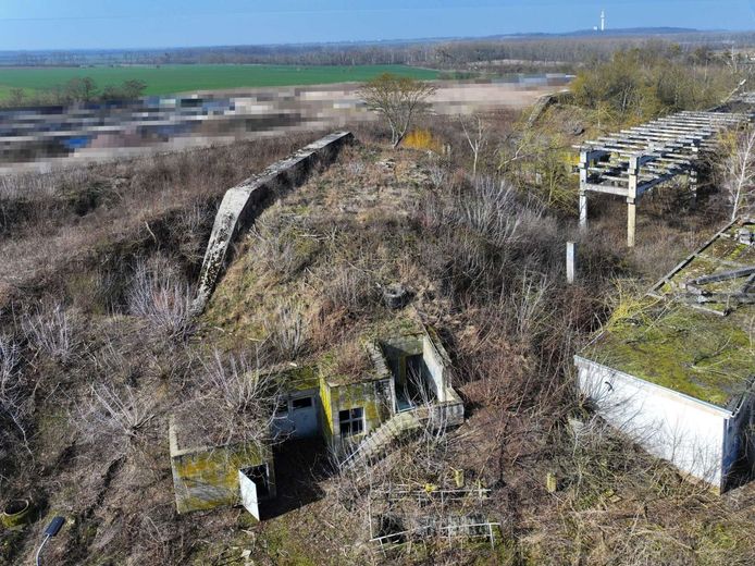 Privisionsfrei 18.000 m² Entwicklungsareal mit Turm und 2 Bunkern nahe Magdeburg – Noerdliches Luftbild Bunker2