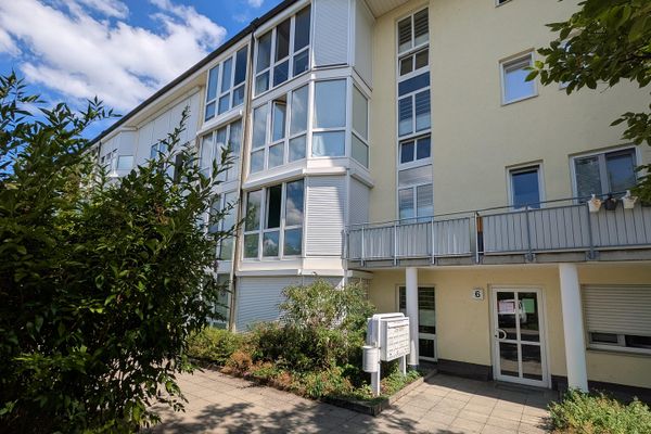 Central and Green – Well-Maintained Apartment with Conservatory and Two Balconies