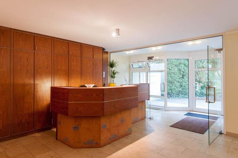 Appartamento con terrazza arredato in un complesso residenziale tranquillo – Eingangsbereich mit Consierge