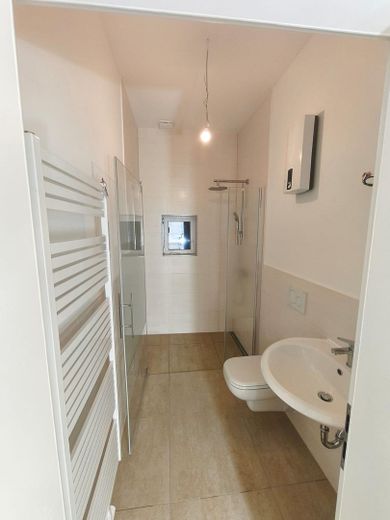 Kernsanierte Fünfzimmerwohnung mit 141 Quadratmetern Wohnfläche in der Innenstadt – Bad
