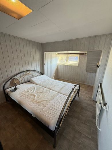 Doppelhaushälfte mit großer Garage, Carport, Wa, Du. und sonnigem Grundstück am Stadtrand – Schlafzimmer