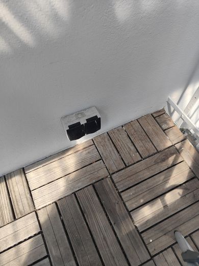 Neustadt: vacant 2-room condominium with balcony in the popular "Flüsseviertel" in Bremen Neustadt – Außensteckdosen Balkon