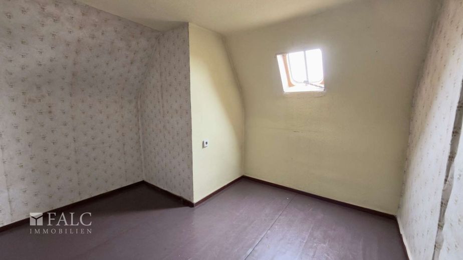 Familienhaus mit Gartenidylle sucht neue Ideen und frischen Glanz – Dachkammer