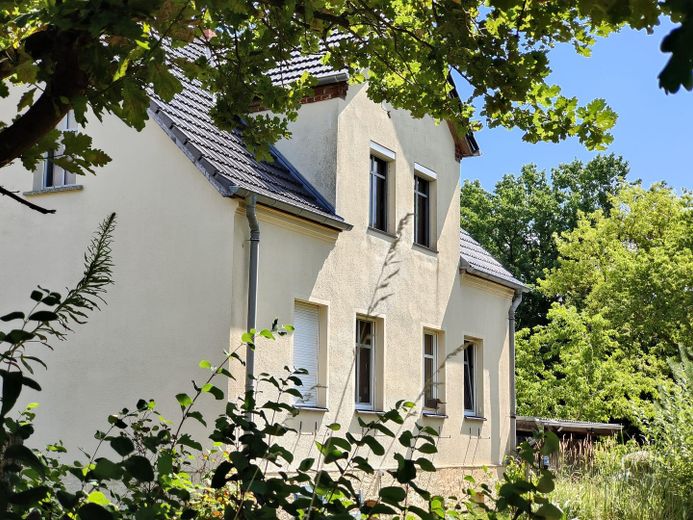Landhuis met bijgebouwen op een perceel van meer dan 6.000 m² in een droomachtige, afgelegen ligging  - provisievrij – Wohnhaus vorne Straße