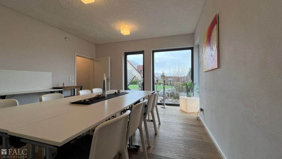 Rundum beeindruckend: Ihr neues Zuhause mit klaren Linien und großzügigen Fensterfronten – Schlafzimmer