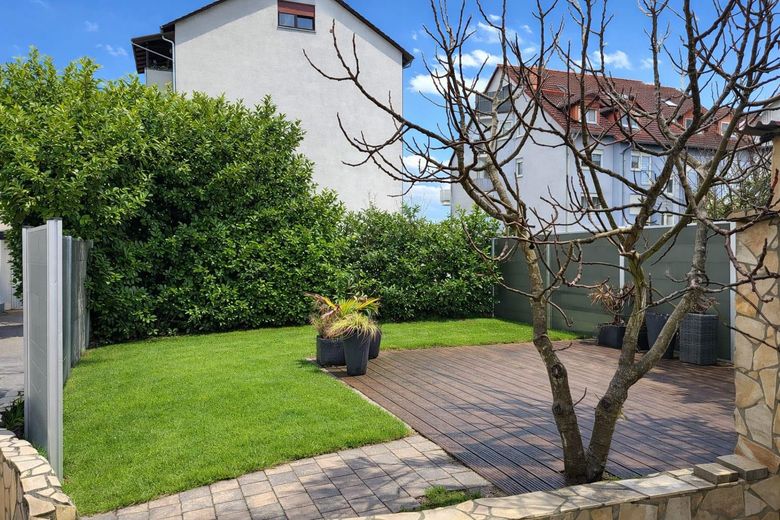 Sonnige 4-Zimmer-Familienwohnung am Feldrand – 2023 top renoviert + DG-Ausbaureserve – Exklusiver Garten
