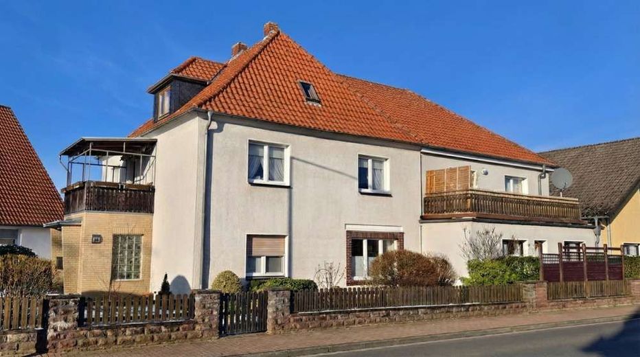 Uetze - Renditeimmobilie - 4-Familienhaus + Doppelhaushälfte + 3 Garagen – 4-Familienhaus